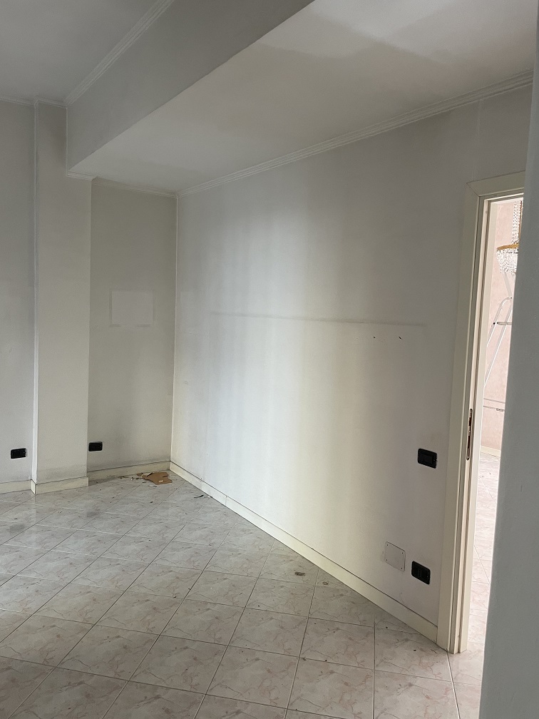 APPARTAMENTO INT.8 DI 2,5 VANI SENZA ASCENSORE + BALCONI. Dati catastali [N.C.E.U.]: cat.A/3, fg. 843, part.742, sub.502. Sup cat.51. Piena proprietà lotto libero.