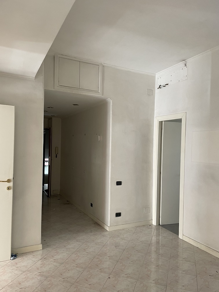 APPARTAMENTO INT.8 DI 2,5 VANI SENZA ASCENSORE + BALCONI. Dati catastali [N.C.E.U.]: cat.A/3, fg. 843, part.742, sub.502. Sup cat.51. Piena proprietà lotto libero.