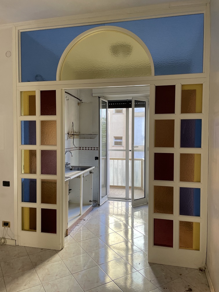 APPARTAMENTO INT.8 DI 2,5 VANI SENZA ASCENSORE + BALCONI. Dati catastali [N.C.E.U.]: cat.A/3, fg. 843, part.742, sub.502. Sup cat.51. Piena proprietà lotto libero.