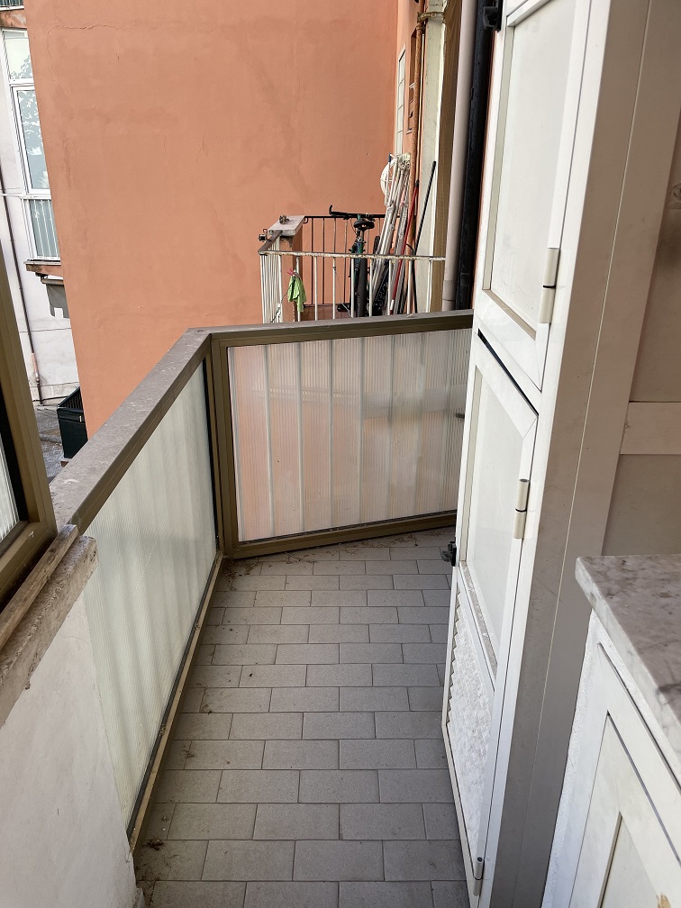 APPARTAMENTO INT.8 DI 2,5 VANI SENZA ASCENSORE + BALCONI. Dati catastali [N.C.E.U.]: cat.A/3, fg. 843, part.742, sub.502. Sup cat.51. Piena proprietà lotto libero.