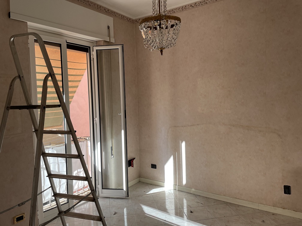 APPARTAMENTO INT.8 DI 2,5 VANI SENZA ASCENSORE + BALCONI. Dati catastali [N.C.E.U.]: cat.A/3, fg. 843, part.742, sub.502. Sup cat.51. Piena proprietà lotto libero.