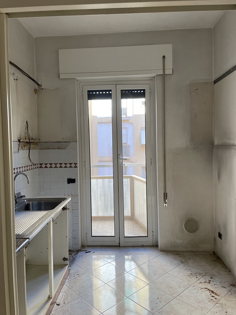 APPARTAMENTO INT.8 DI 2,5 VANI SENZA ASCENSORE + BALCONI. Dati catastali [N.C.E.U.]: cat.A/3, fg. 843, part.742, sub.502. Sup cat.51. Piena proprietà lotto libero.