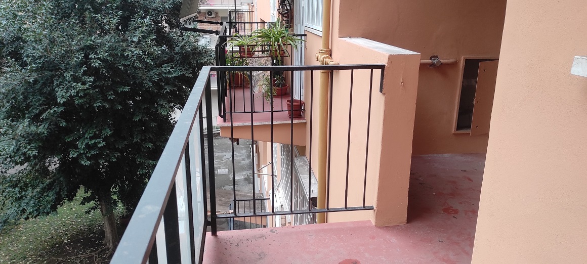 APPARTAMENTO INT.12 DI 6,5 VANI CON ASCENSORE + BALCONI. Dati catastali [N.C.E.U.]: cat.A/3, fg. 845, part.267, sub.123. Sup cat.127. Piena proprietà lotto libero.