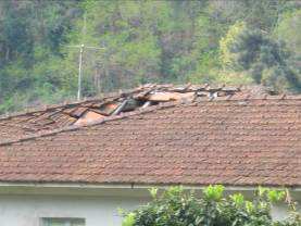 L’edificio in totale abbandono. Al piano terra una unità immobiliare con accesso dall’ingresso comune con le due unità abitative, composta da quattro vani per ufficio, due servizi igienici e corridoio suddiviso in due distinte porzioni.  Al piano terreno nella parte ovest un unico locale a pianta rettangolare utilizzata come rimessa. Il piano primo, cui si perviene mediante ingresso e scala interna a comune, è costituito da due unità immobiliari ad uso residenziale disabitate da 10 anni. L’appartamento sul lato est, dotato anche di accesso autonomo dallo stradello retrostante, si compone di tre vani, cucina, corridoio e servizio igienico. L’appartamento sul lato ovest si compone di tre vani, cucina, servizio igienico e corridoio, e piccolo ripostiglio sottoscala situato al piano terreno.