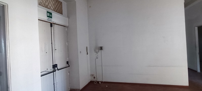Immobile destinato ad uffici, parte di fabbricato di sei piani, con struttura verticale in muratura portante e copertura a terrazzo. Facciate con intonaco e decorate con cornici e fregi in pietra e gesso, gli infissi e il portone d’ingresso sono in legno. I fronti prospicienti Piazza Giovanni Verga, con piano terra costituito da attività commerciali e quattro piani con destinazioni prevalenti uffici oltre il piano attico. Le unità immobiliari sono al quarto piano, collegate tra di loro da un’apertura interna. L’immobile esternamente in buono stato, all’interno in condizioni mediocri. In corso gli adempimenti per l’accertamento presso la Soprintendenza ai BB.CC.AA. di Catania della verifica di dichiarazione di interesse culturale (V.I.C.). Sup. Mq (Arr) 302. Lotto Libero, Piena Proprietà.