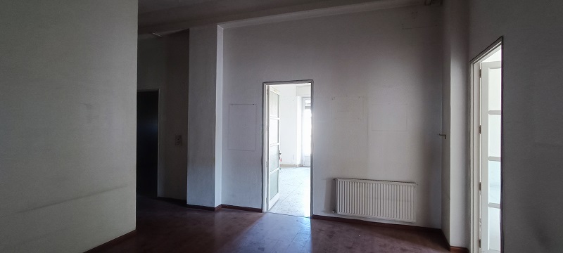 Immobile destinato ad uffici, parte di fabbricato di sei piani, con struttura verticale in muratura portante e copertura a terrazzo. Facciate con intonaco e decorate con cornici e fregi in pietra e gesso, gli infissi e il portone d’ingresso sono in legno. I fronti prospicienti Piazza Giovanni Verga, con piano terra costituito da attività commerciali e quattro piani con destinazioni prevalenti uffici oltre il piano attico. Le unità immobiliari sono al quarto piano, collegate tra di loro da un’apertura interna. L’immobile esternamente in buono stato, all’interno in condizioni mediocri. In corso gli adempimenti per l’accertamento presso la Soprintendenza ai BB.CC.AA. di Catania della verifica di dichiarazione di interesse culturale (V.I.C.). Sup. Mq (Arr) 302. Lotto Libero, Piena Proprietà.