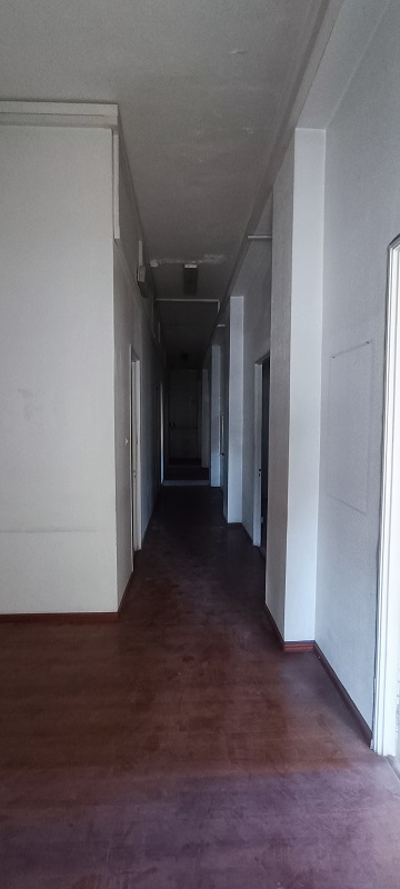 Immobile destinato ad uffici, parte di fabbricato di sei piani, con struttura verticale in muratura portante e copertura a terrazzo. Facciate con intonaco e decorate con cornici e fregi in pietra e gesso, gli infissi e il portone d’ingresso sono in legno. I fronti prospicienti Piazza Giovanni Verga, con piano terra costituito da attività commerciali e quattro piani con destinazioni prevalenti uffici oltre il piano attico. Le unità immobiliari sono al quarto piano, collegate tra di loro da un’apertura interna. L’immobile esternamente in buono stato, all’interno in condizioni mediocri. In corso gli adempimenti per l’accertamento presso la Soprintendenza ai BB.CC.AA. di Catania della verifica di dichiarazione di interesse culturale (V.I.C.). Sup. Mq (Arr) 302. Lotto Libero, Piena Proprietà.