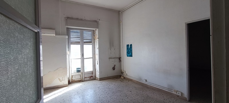 Immobile destinato ad uffici, parte di fabbricato di sei piani, con struttura verticale in muratura portante e copertura a terrazzo. Facciate con intonaco e decorate con cornici e fregi in pietra e gesso, gli infissi e il portone d’ingresso sono in legno. I fronti prospicienti Piazza Giovanni Verga, con piano terra costituito da attività commerciali e quattro piani con destinazioni prevalenti uffici oltre il piano attico. Le unità immobiliari sono al quarto piano, collegate tra di loro da un’apertura interna. L’immobile esternamente in buono stato, all’interno in condizioni mediocri. In corso gli adempimenti per l’accertamento presso la Soprintendenza ai BB.CC.AA. di Catania della verifica di dichiarazione di interesse culturale (V.I.C.). Sup. Mq (Arr) 302. Lotto Libero, Piena Proprietà.