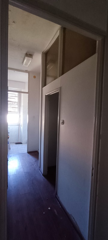 Immobile destinato ad uffici, parte di fabbricato di sei piani, con struttura verticale in muratura portante e copertura a terrazzo. Facciate con intonaco e decorate con cornici e fregi in pietra e gesso, gli infissi e il portone d’ingresso sono in legno. I fronti prospicienti Piazza Giovanni Verga, con piano terra costituito da attività commerciali e quattro piani con destinazioni prevalenti uffici oltre il piano attico. Le unità immobiliari sono al quarto piano, collegate tra di loro da un’apertura interna. L’immobile esternamente in buono stato, all’interno in condizioni mediocri. In corso gli adempimenti per l’accertamento presso la Soprintendenza ai BB.CC.AA. di Catania della verifica di dichiarazione di interesse culturale (V.I.C.). Sup. Mq (Arr) 302. Lotto Libero, Piena Proprietà.