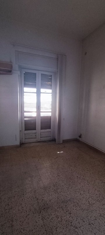 Immobile destinato ad uffici, parte di fabbricato di sei piani, con struttura verticale in muratura portante e copertura a terrazzo. Facciate con intonaco e decorate con cornici e fregi in pietra e gesso, gli infissi e il portone d’ingresso sono in legno. I fronti prospicienti Piazza Giovanni Verga, con piano terra costituito da attività commerciali e quattro piani con destinazioni prevalenti uffici oltre il piano attico. Le unità immobiliari sono al quarto piano, collegate tra di loro da un’apertura interna. L’immobile esternamente in buono stato, all’interno in condizioni mediocri. In corso gli adempimenti per l’accertamento presso la Soprintendenza ai BB.CC.AA. di Catania della verifica di dichiarazione di interesse culturale (V.I.C.). Sup. Mq (Arr) 302. Lotto Libero, Piena Proprietà.