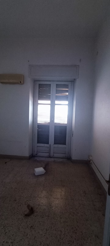 Immobile destinato ad uffici, parte di fabbricato di sei piani, con struttura verticale in muratura portante e copertura a terrazzo. Facciate con intonaco e decorate con cornici e fregi in pietra e gesso, gli infissi e il portone d’ingresso sono in legno. I fronti prospicienti Piazza Giovanni Verga, con piano terra costituito da attività commerciali e quattro piani con destinazioni prevalenti uffici oltre il piano attico. Le unità immobiliari sono al quarto piano, collegate tra di loro da un’apertura interna. L’immobile esternamente in buono stato, all’interno in condizioni mediocri. In corso gli adempimenti per l’accertamento presso la Soprintendenza ai BB.CC.AA. di Catania della verifica di dichiarazione di interesse culturale (V.I.C.). Sup. Mq (Arr) 302. Lotto Libero, Piena Proprietà.
