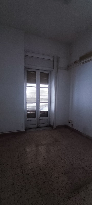 Immobile destinato ad uffici, parte di fabbricato di sei piani, con struttura verticale in muratura portante e copertura a terrazzo. Facciate con intonaco e decorate con cornici e fregi in pietra e gesso, gli infissi e il portone d’ingresso sono in legno. I fronti prospicienti Piazza Giovanni Verga, con piano terra costituito da attività commerciali e quattro piani con destinazioni prevalenti uffici oltre il piano attico. Le unità immobiliari sono al quarto piano, collegate tra di loro da un’apertura interna. L’immobile esternamente in buono stato, all’interno in condizioni mediocri. In corso gli adempimenti per l’accertamento presso la Soprintendenza ai BB.CC.AA. di Catania della verifica di dichiarazione di interesse culturale (V.I.C.). Sup. Mq (Arr) 302. Lotto Libero, Piena Proprietà.