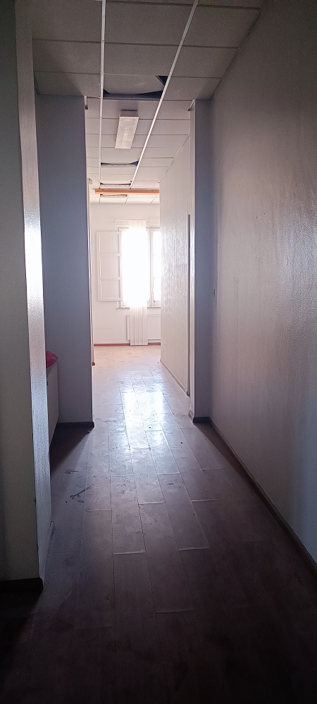 Immobile destinato ad uffici, parte di fabbricato di sei piani, con struttura verticale in muratura portante e copertura a terrazzo. Facciate con intonaco e decorate con cornici e fregi in pietra e gesso, gli infissi e il portone d’ingresso sono in legno. I fronti prospicienti Piazza Giovanni Verga, con piano terra costituito da attività commerciali e quattro piani con destinazioni prevalenti uffici oltre il piano attico. Le unità immobiliari sono al quarto piano, collegate tra di loro da un’apertura interna. L’immobile esternamente in buono stato, all’interno in condizioni mediocri. In corso gli adempimenti per l’accertamento presso la Soprintendenza ai BB.CC.AA. di Catania della verifica di dichiarazione di interesse culturale (V.I.C.). Sup. Mq (Arr) 302. Lotto Libero, Piena Proprietà.