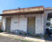 Ex controlleria Daziaria - Trattasi di un fabbricato unico livello fuori terra, prospiciente la sede stradale di Via Messina, realizzato con struttura in c.a., e copertura piana, con facciate intonacate ed infissi in metallo. Di pertinenza dell’immobile è presente un’area asfaltata, adiacente ad esso, utilizzata come marciapiede. L’immobile versa in stato di abbandono. Sup. Mq (Arr) fabbricato mq. 77,00 - sup. lotto mq. 810. Lotto Libero, Piena Proprietà.
