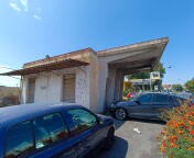 Ex controlleria Daziaria - Trattasi di un fabbricato unico livello fuori terra, prospiciente la sede stradale di Via Messina, realizzato con struttura in c.a., e copertura piana, con facciate intonacate ed infissi in metallo. Di pertinenza dell’immobile è presente un’area asfaltata, adiacente ad esso, utilizzata come marciapiede. L’immobile versa in stato di abbandono. Sup. Mq (Arr) fabbricato mq. 77,00 - sup. lotto mq. 810. Lotto Libero, Piena Proprietà.