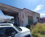 Ex controlleria Daziaria - Trattasi di un fabbricato unico livello fuori terra, prospiciente la sede stradale di Via Messina, realizzato con struttura in c.a., e copertura piana, con facciate intonacate ed infissi in metallo. Di pertinenza dell’immobile è presente un’area asfaltata, adiacente ad esso, utilizzata come marciapiede. L’immobile versa in stato di abbandono. Sup. Mq (Arr) fabbricato mq. 77,00 - sup. lotto mq. 810. Lotto Libero, Piena Proprietà.