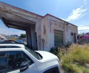 Ex controlleria Daziaria - Trattasi di un fabbricato unico livello fuori terra, prospiciente la sede stradale di Via Messina, realizzato con struttura in c.a., e copertura piana, con facciate intonacate ed infissi in metallo. Di pertinenza dell’immobile è presente un’area asfaltata, adiacente ad esso, utilizzata come marciapiede. L’immobile versa in stato di abbandono. Sup. Mq (Arr) fabbricato mq. 77,00 - sup. lotto mq. 810. Lotto Libero, Piena Proprietà.