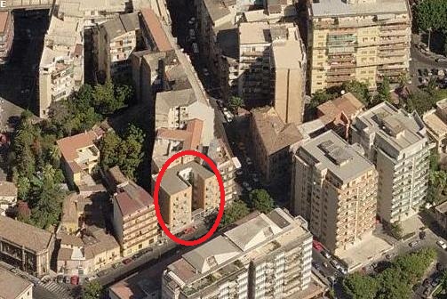 L'unità immobiliare si trova al piano rialzato di un edificio di sei piani fuori terra, realizzato con struttura portante in c.a. Esternamente l'edificio è rivestito in pietra nella parte bassa ed intonacato in quella alta. Gli infissi esterni ed interni sono in legno, la pavimentazione interna in ceramica. Sup. Mq (Arr) 121. Lotto Libero, Piena Proprietà.