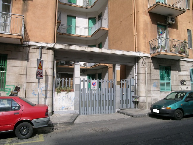 L'unità immobiliare si trova al piano rialzato di un edificio di sei piani fuori terra, realizzato con struttura portante in c.a. Esternamente l'edificio è rivestito in pietra nella parte bassa ed intonacato in quella alta. Gli infissi esterni ed interni sono in legno, la pavimentazione interna in ceramica. Sup. Mq (Arr) 121. Lotto Libero, Piena Proprietà.