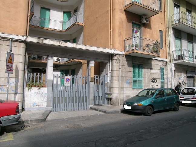 L'unità immobiliare si trova al piano rialzato di un edificio di sei piani fuori terra, realizzato con struttura portante in c.a. Esternamente l'edificio è rivestito in pietra nella parte bassa ed intonacato in quella alta. Gli infissi esterni ed interni sono in legno, la pavimentazione interna in ceramica. Sup. Mq (Arr) 121. Lotto Libero, Piena Proprietà.