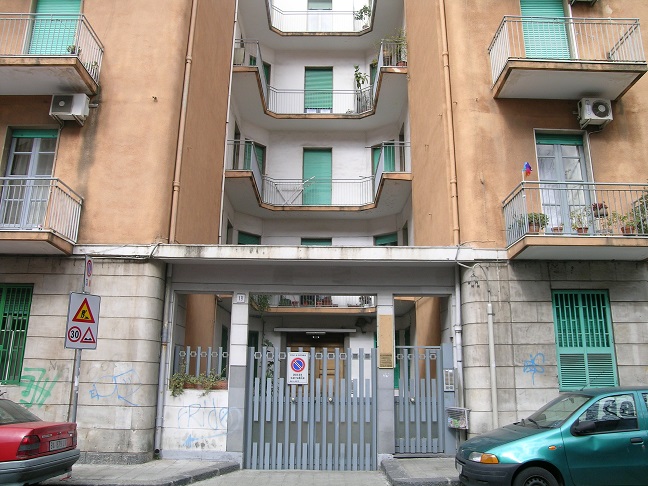 L'unità immobiliare si trova al piano rialzato di un edificio di sei piani fuori terra, realizzato con struttura portante in c.a. Esternamente l'edificio è rivestito in pietra nella parte bassa ed intonacato in quella alta. Gli infissi esterni ed interni sono in legno, la pavimentazione interna in ceramica. Sup. Mq (Arr) 121. Lotto Libero, Piena Proprietà.