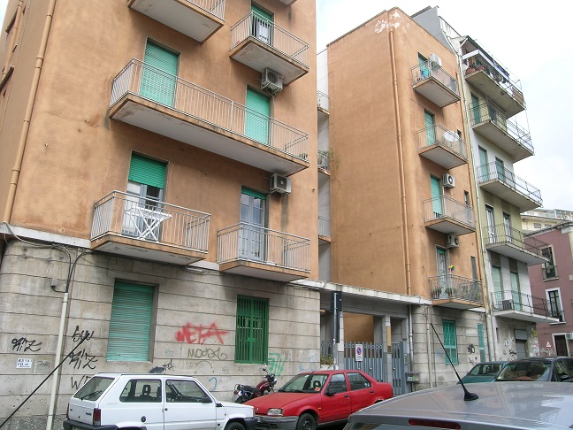 L'unità immobiliare si trova al piano rialzato di un edificio di sei piani fuori terra, realizzato con struttura portante in c.a. Esternamente l'edificio è rivestito in pietra nella parte bassa ed intonacato in quella alta. Gli infissi esterni ed interni sono in legno, la pavimentazione interna in ceramica. Sup. Mq (Arr) 121. Lotto Libero, Piena Proprietà.