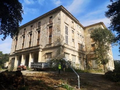 Il complesso immobiliare è costituito da un edificio minore denominato “Chiosco del portiere” posto in prossimità di uno dei due accessi. “Villa San Giuseppe” un edificio risalente al XV secolo che divenuto di proprietà della Croce Rossa Italiana è stato adibito ad uso ospedaliero. “La Villetta” un edificio destinato a civile abitazione con scuderia, serra, rimessa, concimaia e casa del casiere. Alcuni locali, un tempo destinati a limonaia, furono trasformati in saletta cinematografica e piccolo teatro. Il terreno di pertinenza nasce in parte come parco monumentale a servizio della Villa ed in parte come terreno coltivato a vigneto e frutteto. Lo stato manutentivo generale, alla luce del sopralluogo interno eseguito può definirsi di avanzato degrado. Terreno 32.013 mc.