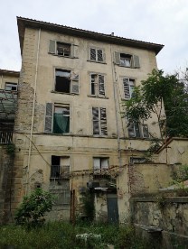 Il complesso immobiliare è costituito da un edificio minore denominato “Chiosco del portiere” posto in prossimità di uno dei due accessi. “Villa San Giuseppe” un edificio risalente al XV secolo che divenuto di proprietà della Croce Rossa Italiana è stato adibito ad uso ospedaliero. “La Villetta” un edificio destinato a civile abitazione con scuderia, serra, rimessa, concimaia e casa del casiere. Alcuni locali, un tempo destinati a limonaia, furono trasformati in saletta cinematografica e piccolo teatro. Il terreno di pertinenza nasce in parte come parco monumentale a servizio della Villa ed in parte come terreno coltivato a vigneto e frutteto. Lo stato manutentivo generale, alla luce del sopralluogo interno eseguito può definirsi di avanzato degrado. Terreno 32.013 mc.
