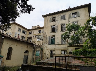 Il complesso immobiliare è costituito da un edificio minore denominato “Chiosco del portiere” posto in prossimità di uno dei due accessi. “Villa San Giuseppe” un edificio risalente al XV secolo che divenuto di proprietà della Croce Rossa Italiana è stato adibito ad uso ospedaliero. “La Villetta” un edificio destinato a civile abitazione con scuderia, serra, rimessa, concimaia e casa del casiere. Alcuni locali, un tempo destinati a limonaia, furono trasformati in saletta cinematografica e piccolo teatro. Il terreno di pertinenza nasce in parte come parco monumentale a servizio della Villa ed in parte come terreno coltivato a vigneto e frutteto. Lo stato manutentivo generale, alla luce del sopralluogo interno eseguito può definirsi di avanzato degrado. Terreno 32.013 mc.
