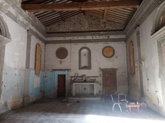 Il complesso immobiliare è costituito da un edificio minore denominato “Chiosco del portiere” posto in prossimità di uno dei due accessi. “Villa San Giuseppe” un edificio risalente al XV secolo che divenuto di proprietà della Croce Rossa Italiana è stato adibito ad uso ospedaliero. “La Villetta” un edificio destinato a civile abitazione con scuderia, serra, rimessa, concimaia e casa del casiere. Alcuni locali, un tempo destinati a limonaia, furono trasformati in saletta cinematografica e piccolo teatro. Il terreno di pertinenza nasce in parte come parco monumentale a servizio della Villa ed in parte come terreno coltivato a vigneto e frutteto. Lo stato manutentivo generale, alla luce del sopralluogo interno eseguito può definirsi di avanzato degrado. Terreno 32.013 mc.