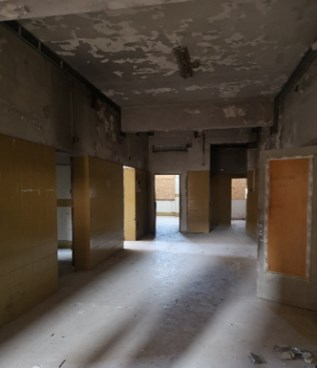 Il complesso immobiliare è costituito da un edificio minore denominato “Chiosco del portiere” posto in prossimità di uno dei due accessi. “Villa San Giuseppe” un edificio risalente al XV secolo che divenuto di proprietà della Croce Rossa Italiana è stato adibito ad uso ospedaliero. “La Villetta” un edificio destinato a civile abitazione con scuderia, serra, rimessa, concimaia e casa del casiere. Alcuni locali, un tempo destinati a limonaia, furono trasformati in saletta cinematografica e piccolo teatro. Il terreno di pertinenza nasce in parte come parco monumentale a servizio della Villa ed in parte come terreno coltivato a vigneto e frutteto. Lo stato manutentivo generale, alla luce del sopralluogo interno eseguito può definirsi di avanzato degrado. Terreno 32.013 mc.