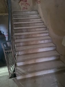 Il complesso immobiliare è costituito da un edificio minore denominato “Chiosco del portiere” posto in prossimità di uno dei due accessi. “Villa San Giuseppe” un edificio risalente al XV secolo che divenuto di proprietà della Croce Rossa Italiana è stato adibito ad uso ospedaliero. “La Villetta” un edificio destinato a civile abitazione con scuderia, serra, rimessa, concimaia e casa del casiere. Alcuni locali, un tempo destinati a limonaia, furono trasformati in saletta cinematografica e piccolo teatro. Il terreno di pertinenza nasce in parte come parco monumentale a servizio della Villa ed in parte come terreno coltivato a vigneto e frutteto. Lo stato manutentivo generale, alla luce del sopralluogo interno eseguito può definirsi di avanzato degrado. Terreno 32.013 mc.