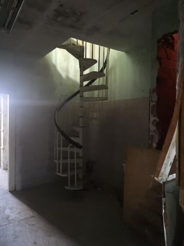 Il complesso immobiliare è costituito da un edificio minore denominato “Chiosco del portiere” posto in prossimità di uno dei due accessi. “Villa San Giuseppe” un edificio risalente al XV secolo che divenuto di proprietà della Croce Rossa Italiana è stato adibito ad uso ospedaliero. “La Villetta” un edificio destinato a civile abitazione con scuderia, serra, rimessa, concimaia e casa del casiere. Alcuni locali, un tempo destinati a limonaia, furono trasformati in saletta cinematografica e piccolo teatro. Il terreno di pertinenza nasce in parte come parco monumentale a servizio della Villa ed in parte come terreno coltivato a vigneto e frutteto. Lo stato manutentivo generale, alla luce del sopralluogo interno eseguito può definirsi di avanzato degrado. Terreno 32.013 mc.