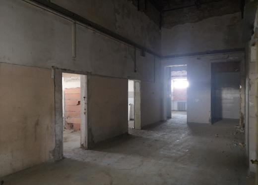 Il complesso immobiliare è costituito da un edificio minore denominato “Chiosco del portiere” posto in prossimità di uno dei due accessi. “Villa San Giuseppe” un edificio risalente al XV secolo che divenuto di proprietà della Croce Rossa Italiana è stato adibito ad uso ospedaliero. “La Villetta” un edificio destinato a civile abitazione con scuderia, serra, rimessa, concimaia e casa del casiere. Alcuni locali, un tempo destinati a limonaia, furono trasformati in saletta cinematografica e piccolo teatro. Il terreno di pertinenza nasce in parte come parco monumentale a servizio della Villa ed in parte come terreno coltivato a vigneto e frutteto. Lo stato manutentivo generale, alla luce del sopralluogo interno eseguito può definirsi di avanzato degrado. Terreno 32.013 mc.