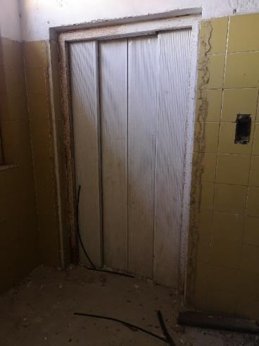 Il complesso immobiliare è costituito da un edificio minore denominato “Chiosco del portiere” posto in prossimità di uno dei due accessi. “Villa San Giuseppe” un edificio risalente al XV secolo che divenuto di proprietà della Croce Rossa Italiana è stato adibito ad uso ospedaliero. “La Villetta” un edificio destinato a civile abitazione con scuderia, serra, rimessa, concimaia e casa del casiere. Alcuni locali, un tempo destinati a limonaia, furono trasformati in saletta cinematografica e piccolo teatro. Il terreno di pertinenza nasce in parte come parco monumentale a servizio della Villa ed in parte come terreno coltivato a vigneto e frutteto. Lo stato manutentivo generale, alla luce del sopralluogo interno eseguito può definirsi di avanzato degrado. Terreno 32.013 mc.