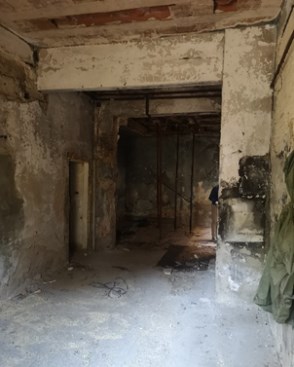 Il complesso immobiliare è costituito da un edificio minore denominato “Chiosco del portiere” posto in prossimità di uno dei due accessi. “Villa San Giuseppe” un edificio risalente al XV secolo che divenuto di proprietà della Croce Rossa Italiana è stato adibito ad uso ospedaliero. “La Villetta” un edificio destinato a civile abitazione con scuderia, serra, rimessa, concimaia e casa del casiere. Alcuni locali, un tempo destinati a limonaia, furono trasformati in saletta cinematografica e piccolo teatro. Il terreno di pertinenza nasce in parte come parco monumentale a servizio della Villa ed in parte come terreno coltivato a vigneto e frutteto. Lo stato manutentivo generale, alla luce del sopralluogo interno eseguito può definirsi di avanzato degrado. Terreno 32.013 mc.