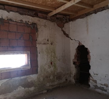 Il complesso immobiliare è costituito da un edificio minore denominato “Chiosco del portiere” posto in prossimità di uno dei due accessi. “Villa San Giuseppe” un edificio risalente al XV secolo che divenuto di proprietà della Croce Rossa Italiana è stato adibito ad uso ospedaliero. “La Villetta” un edificio destinato a civile abitazione con scuderia, serra, rimessa, concimaia e casa del casiere. Alcuni locali, un tempo destinati a limonaia, furono trasformati in saletta cinematografica e piccolo teatro. Il terreno di pertinenza nasce in parte come parco monumentale a servizio della Villa ed in parte come terreno coltivato a vigneto e frutteto. Lo stato manutentivo generale, alla luce del sopralluogo interno eseguito può definirsi di avanzato degrado. Terreno 32.013 mc.