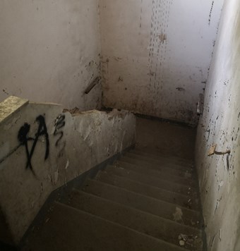 Il complesso immobiliare è costituito da un edificio minore denominato “Chiosco del portiere” posto in prossimità di uno dei due accessi. “Villa San Giuseppe” un edificio risalente al XV secolo che divenuto di proprietà della Croce Rossa Italiana è stato adibito ad uso ospedaliero. “La Villetta” un edificio destinato a civile abitazione con scuderia, serra, rimessa, concimaia e casa del casiere. Alcuni locali, un tempo destinati a limonaia, furono trasformati in saletta cinematografica e piccolo teatro. Il terreno di pertinenza nasce in parte come parco monumentale a servizio della Villa ed in parte come terreno coltivato a vigneto e frutteto. Lo stato manutentivo generale, alla luce del sopralluogo interno eseguito può definirsi di avanzato degrado. Terreno 32.013 mc.