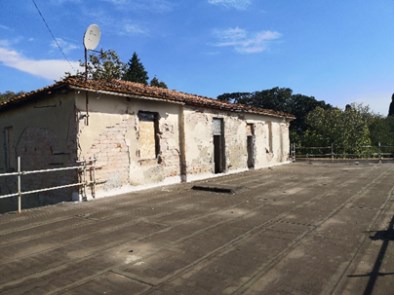 Il complesso immobiliare è costituito da un edificio minore denominato “Chiosco del portiere” posto in prossimità di uno dei due accessi. “Villa San Giuseppe” un edificio risalente al XV secolo che divenuto di proprietà della Croce Rossa Italiana è stato adibito ad uso ospedaliero. “La Villetta” un edificio destinato a civile abitazione con scuderia, serra, rimessa, concimaia e casa del casiere. Alcuni locali, un tempo destinati a limonaia, furono trasformati in saletta cinematografica e piccolo teatro. Il terreno di pertinenza nasce in parte come parco monumentale a servizio della Villa ed in parte come terreno coltivato a vigneto e frutteto. Lo stato manutentivo generale, alla luce del sopralluogo interno eseguito può definirsi di avanzato degrado. Terreno 32.013 mc.