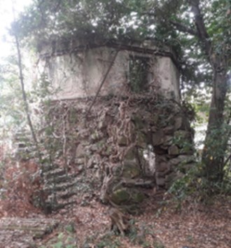 Il complesso immobiliare è costituito da un edificio minore denominato “Chiosco del portiere” posto in prossimità di uno dei due accessi. “Villa San Giuseppe” un edificio risalente al XV secolo che divenuto di proprietà della Croce Rossa Italiana è stato adibito ad uso ospedaliero. “La Villetta” un edificio destinato a civile abitazione con scuderia, serra, rimessa, concimaia e casa del casiere. Alcuni locali, un tempo destinati a limonaia, furono trasformati in saletta cinematografica e piccolo teatro. Il terreno di pertinenza nasce in parte come parco monumentale a servizio della Villa ed in parte come terreno coltivato a vigneto e frutteto. Lo stato manutentivo generale, alla luce del sopralluogo interno eseguito può definirsi di avanzato degrado. Terreno 32.013 mc.