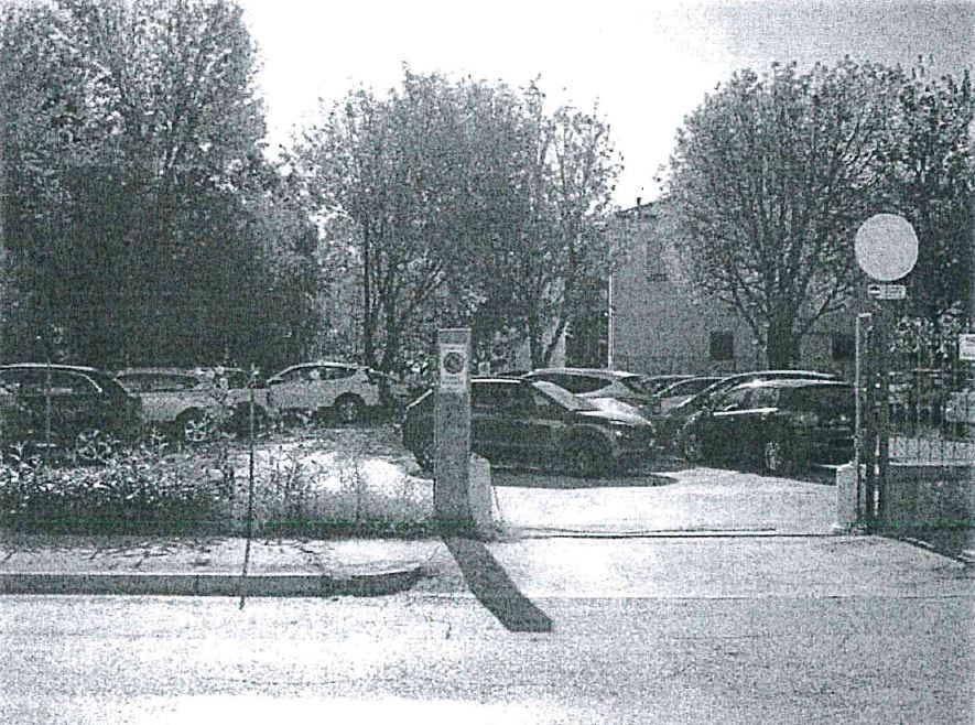 II terreno adibito a parcheggio auto è ubicato nel Comune di Forlì, in Via Camillo Versari per un numero complessivo di 33 posti di dimensioni medie di mt 4,90 x mt 2,50 ognuno, l'ampio ingresso è servito da un cancello scorrevole manuale e non presenta illuminazione propria. Le condizioni di manutenzione sono discrete, in relazione al fatto che l'area è pavimentata con asfalto e gli stalli sono contrassegnati da segnaletica orizzontale bianca.