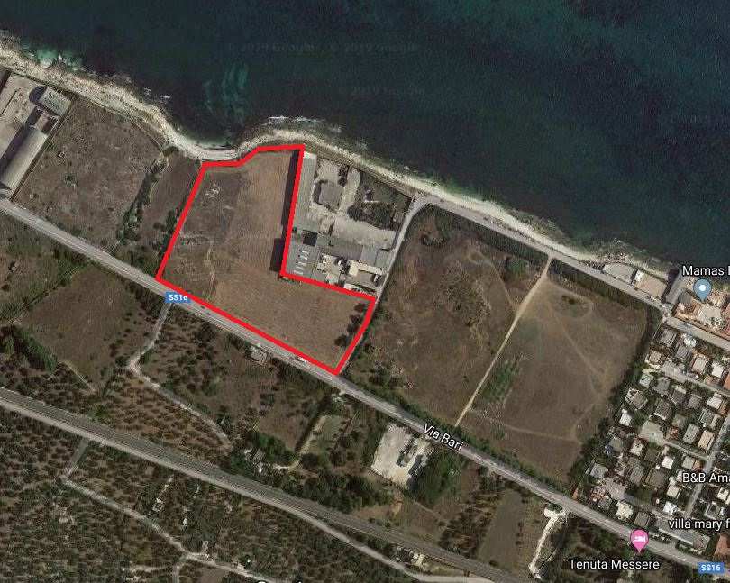 Il terreno, di natura agricola è ubicato in zona caratterizzata da terreni la cui destinazione ordinaria è quella seminativi, sul lato mare SS 16, e di uliveto verso l'interno. A confine con i terreni in esame vi sono capannoni artigianali, mentre a poche centinaia di metri è ubicato un complesso residenziale destinato a villini. I suoli. censiti al catasto terreni con la qualità seminativo, sono attualmente incolti; nel loro insieme hanno forma irregolare, assomigliante ad una L, e giacitura pianeggiante. I terreni sono cintati in parte da muro a secco. Dalla mappa catastale risulta rappresentata sulla particella 29 una costruzione di forma conica in pietra a secco, tipica delle zone rurali pugliesi, non più esistenti in loco