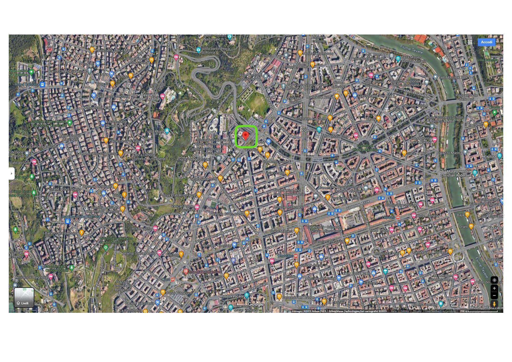 Negozio dotato di 5 vetrine, costituito al piano terra da un unico ambiente e servizio ed al piano seminterrato da un unico ambiente e servizio + -. Identificativi Catastali [N.C.E.U.] Unità Commerciale cat. C/1 foglio 398 part 295 sub 515. Sup. mq (arr) catastali 124. Piena Proprietà. Libero.