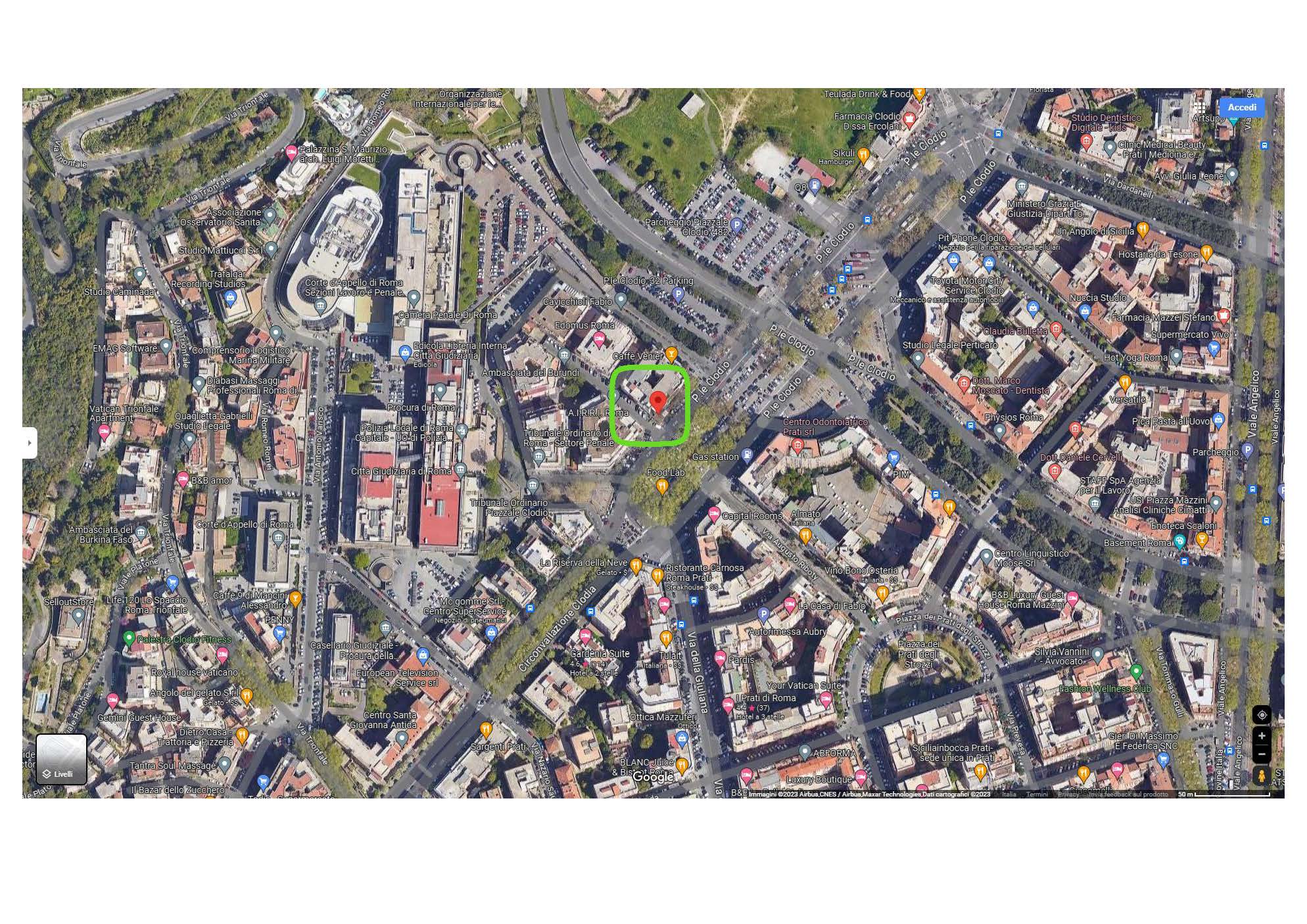 Negozio dotato di 5 vetrine, costituito al piano terra da un unico ambiente e servizio ed al piano seminterrato da un unico ambiente e servizio + -. Identificativi Catastali [N.C.E.U.] Unità Commerciale cat. C/1 foglio 398 part 295 sub 515. Sup. mq (arr) catastali 124. Piena Proprietà. Libero.