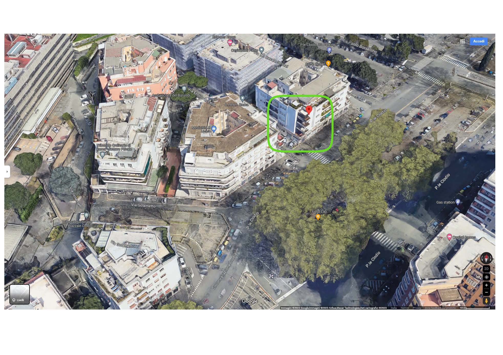 Negozio dotato di 5 vetrine, costituito al piano terra da un unico ambiente e servizio ed al piano seminterrato da un unico ambiente e servizio + -. Identificativi Catastali [N.C.E.U.] Unità Commerciale cat. C/1 foglio 398 part 295 sub 515. Sup. mq (arr) catastali 124. Piena Proprietà. Libero.
