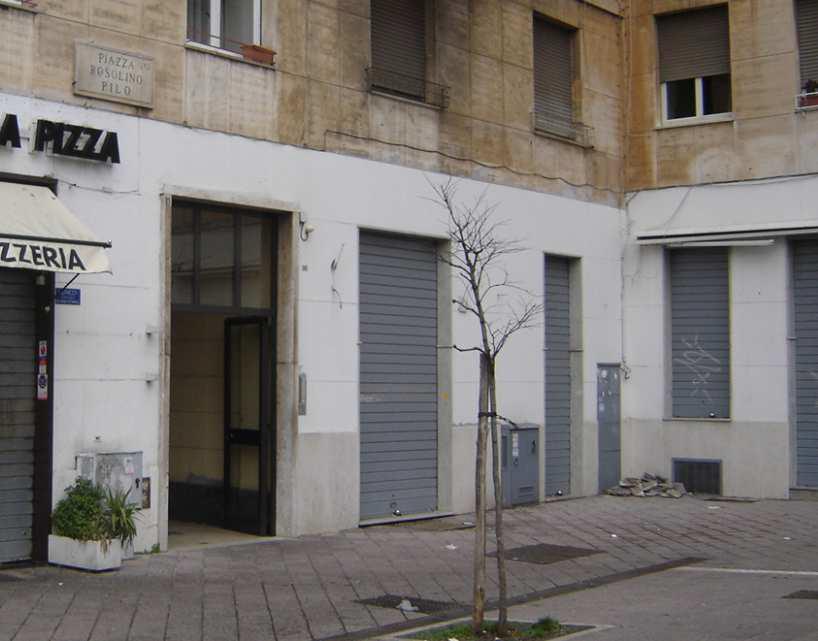 Loc. comm. piano terra 3 ambienti e bagno, al piano seminterrato 4 ambienti e 1 ripostiglio + Locale commerciale in piazza R. Pilo 30 piano terra 3 ambienti e bagno; Locale deposito in piazza R. Pilo 29 piano seminterrato 5 ambienti; Locale deposito in piazza R. Pilo 29 piano seminterrato ingresso e 2 ambienti; Locale commerciale in via G. Carini 82 piano seminterrato ingresso e tre ambienti; Locale deposito in via G. Carini 82 piano seminterrato ingresso e unico ambiente. Id Cat [N.C.E.U.] cat. C/1 foglio 450 part. 162 sub 501, C/1 foglio 450 part. 163 sub 6, cat. C/2 foglio 450 part. 163 sub 505, cat. C/2 foglio 450 part. 163 sub 506, cat. C/1 foglio 450 part. 162 sub 35, cat. C/2 foglio 450 part. 162 sub 37 . Sup. mq catastali 126+67+97+65+51+21. Lotto Libero, Piena Proprietà.
