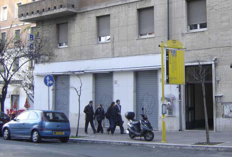 Loc. comm. piano terra 3 ambienti e bagno, al piano seminterrato 4 ambienti e 1 ripostiglio + Locale commerciale in piazza R. Pilo 30 piano terra 3 ambienti e bagno; Locale deposito in piazza R. Pilo 29 piano seminterrato 5 ambienti; Locale deposito in piazza R. Pilo 29 piano seminterrato ingresso e 2 ambienti; Locale commerciale in via G. Carini 82 piano seminterrato ingresso e tre ambienti; Locale deposito in via G. Carini 82 piano seminterrato ingresso e unico ambiente. Id Cat [N.C.E.U.] cat. C/1 foglio 450 part. 162 sub 501, C/1 foglio 450 part. 163 sub 6, cat. C/2 foglio 450 part. 163 sub 505, cat. C/2 foglio 450 part. 163 sub 506, cat. C/1 foglio 450 part. 162 sub 35, cat. C/2 foglio 450 part. 162 sub 37 . Sup. mq catastali 126+67+97+65+51+21. Lotto Libero, Piena Proprietà.