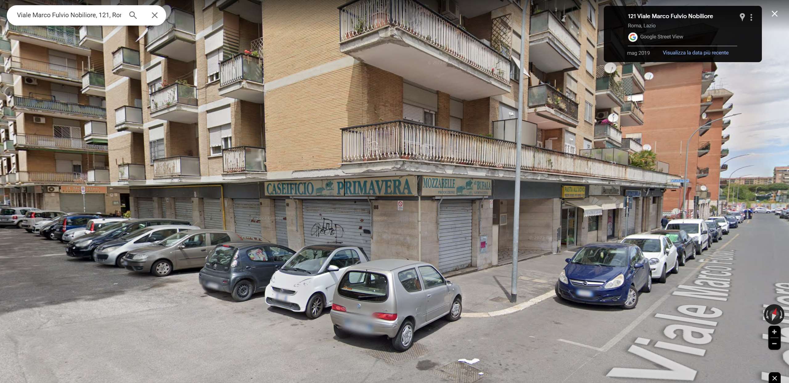Locale commerciale costituito da un ambiente principale al piano terra con antibagno e bagno e quattro vetrine su strada.Identificativi Catastali [N.C.E.U.] Unità Commerciale cat. C/1 foglio 956 part. 410 sub 1. Sup. mq catastali 114. Lotto Libero, Piena Proprietà.