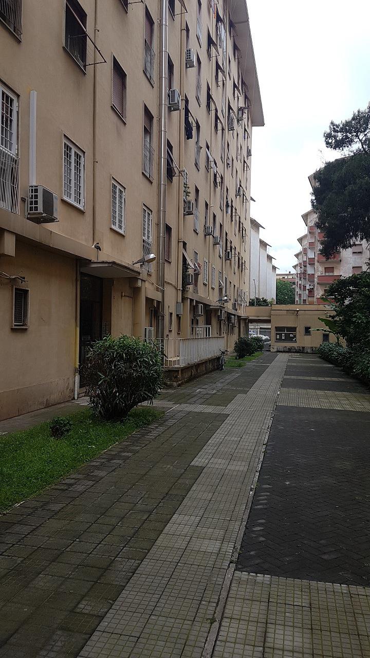 Appartamento composto da due vani, cucina abitabile, bagno e corridoio.Identificativi Catastali [N.C.E.U.] Unità Residenziale cat. A/3 foglio 956 part. 272 sub 17. Sup. mq 61. Lotto Libero, Piena Proprietà.