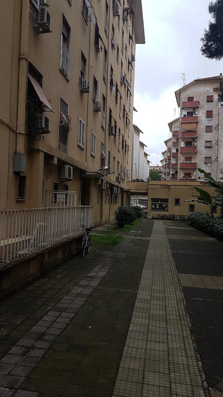Appartamento composto da due vani, cucina abitabile, bagno e corridoio.Identificativi Catastali [N.C.E.U.] Unità Residenziale cat. A/3 foglio 956 part. 272 sub 17. Sup. mq 61. Lotto Libero, Piena Proprietà.